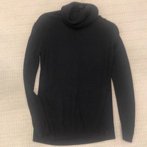 Darling lululemon turtleneck size 6. Black